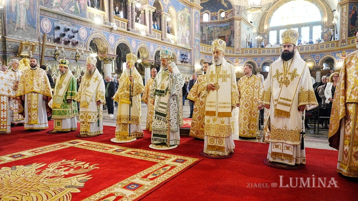 Șase arhierei au liturghisit la hramul Catedralei Mitropolitane „Sfânta Treime” din Sibiu 364361