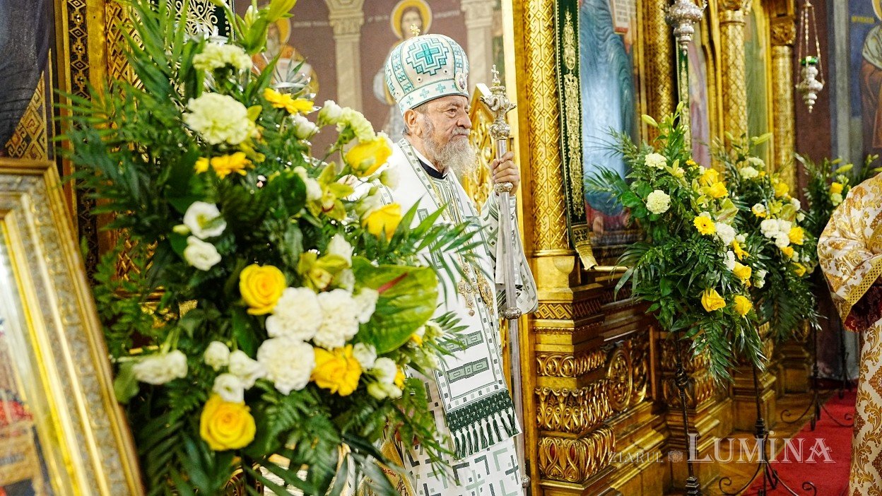 Șase arhierei au liturghisit la hramul Catedralei Mitropolitane „Sfânta Treime” din Sibiu 364365
