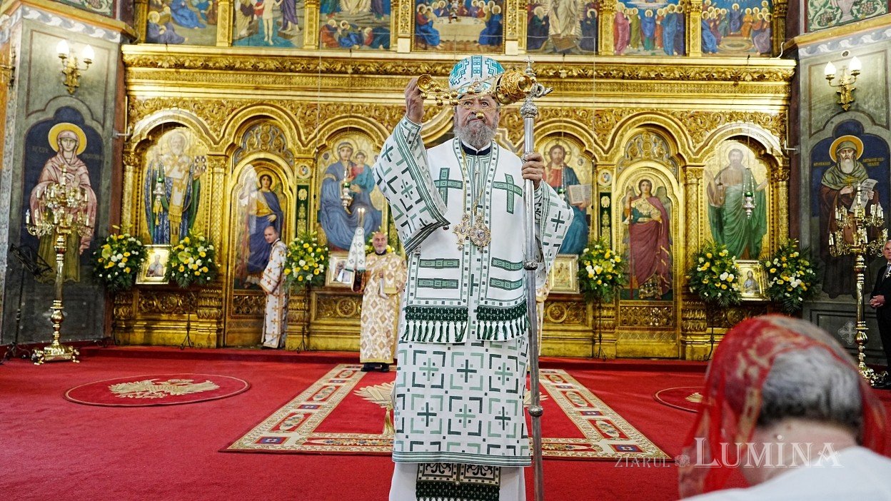 Șase arhierei au liturghisit la hramul Catedralei Mitropolitane „Sfânta Treime” din Sibiu 364370