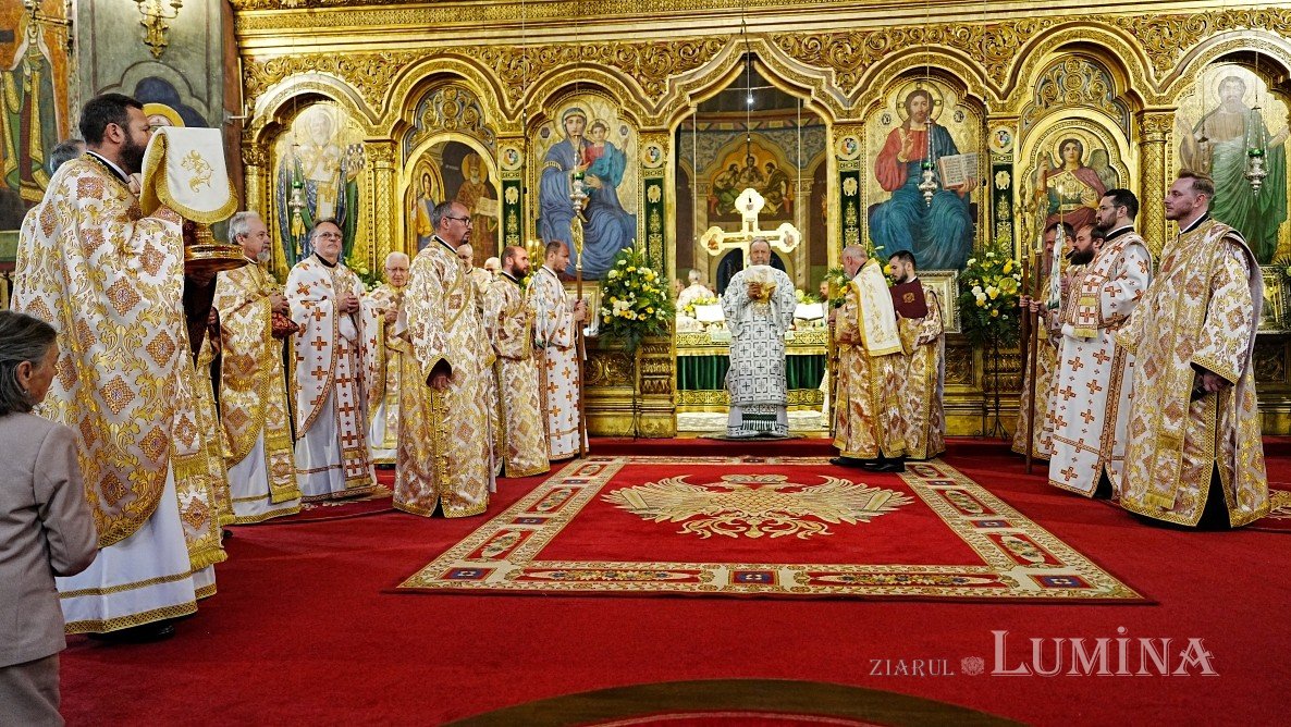 Șase arhierei au liturghisit la hramul Catedralei Mitropolitane „Sfânta Treime” din Sibiu 364371