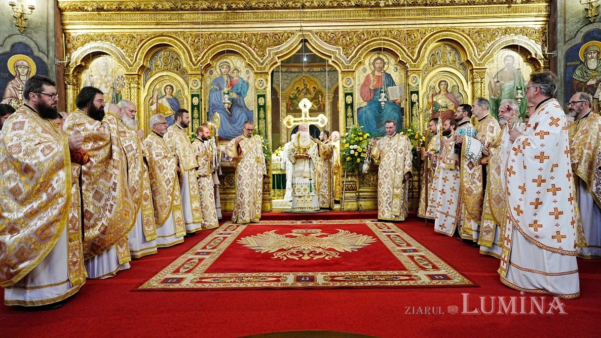 Șase arhierei au liturghisit la hramul Catedralei Mitropolitane „Sfânta Treime” din Sibiu 364374