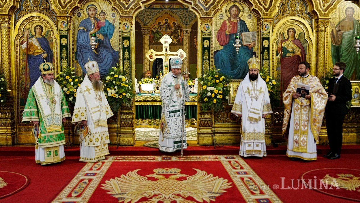 Șase arhierei au liturghisit la hramul Catedralei Mitropolitane „Sfânta Treime” din Sibiu 364376
