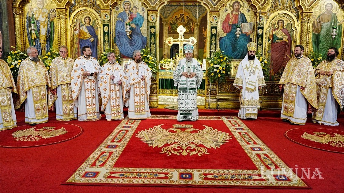 Șase arhierei au liturghisit la hramul Catedralei Mitropolitane „Sfânta Treime” din Sibiu 364379