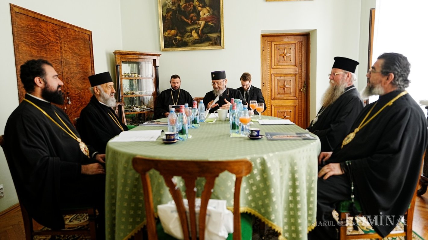 Șase arhierei au liturghisit la hramul Catedralei Mitropolitane „Sfânta Treime” din Sibiu 364381