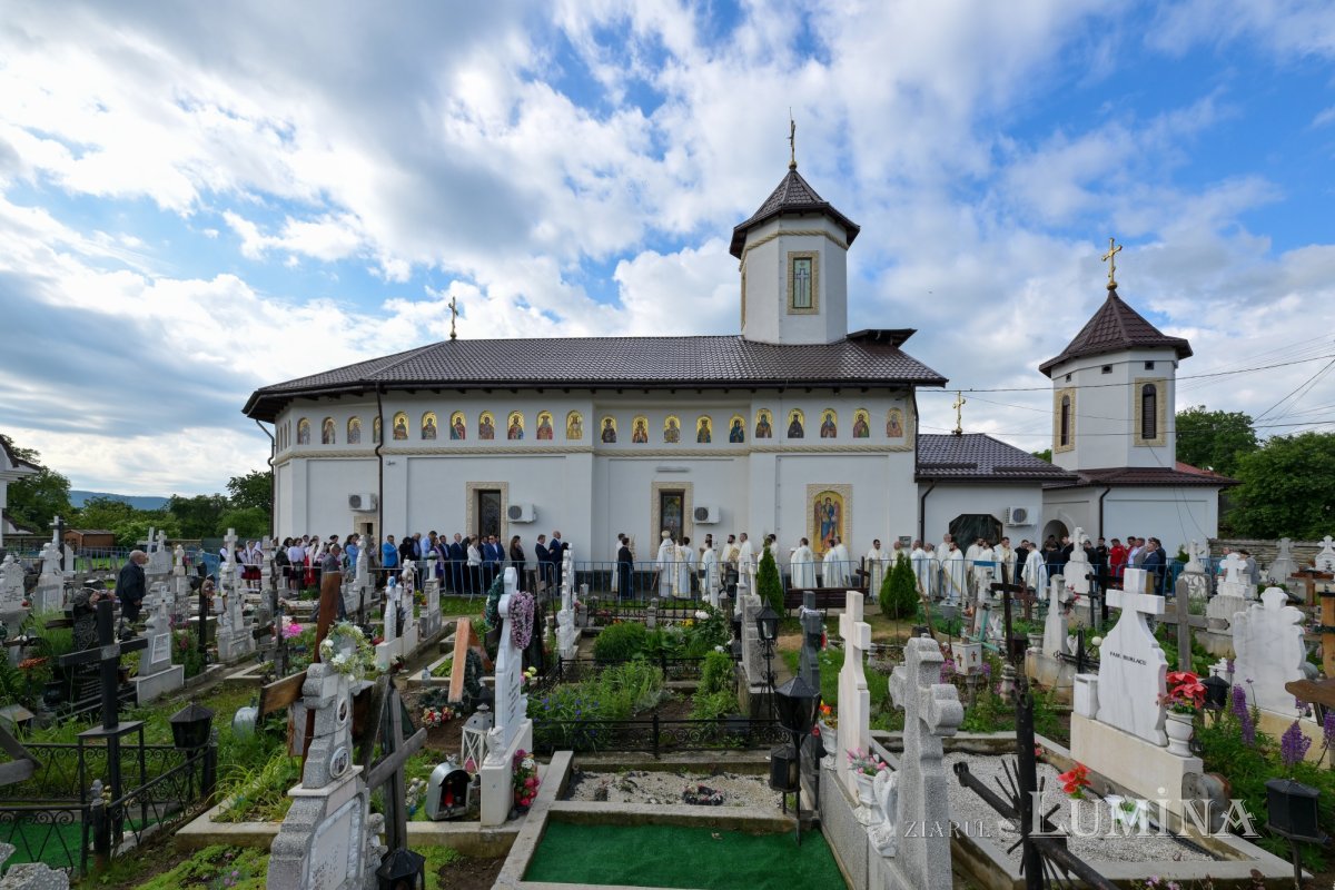 Rugăciune şi înnoire în Parohia „Sfântul Ierarh Nicolae” din Măneciu-Ungureni 364989
