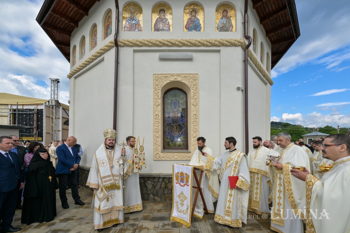 Rugăciune şi înnoire în Parohia „Sfântul Ierarh Nicolae” din Măneciu-Ungureni 364990