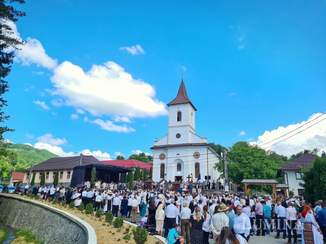 Resfințirea Bisericii „Sfinții Apostoli Petru și Pavel” din Runcu Salvei 365028