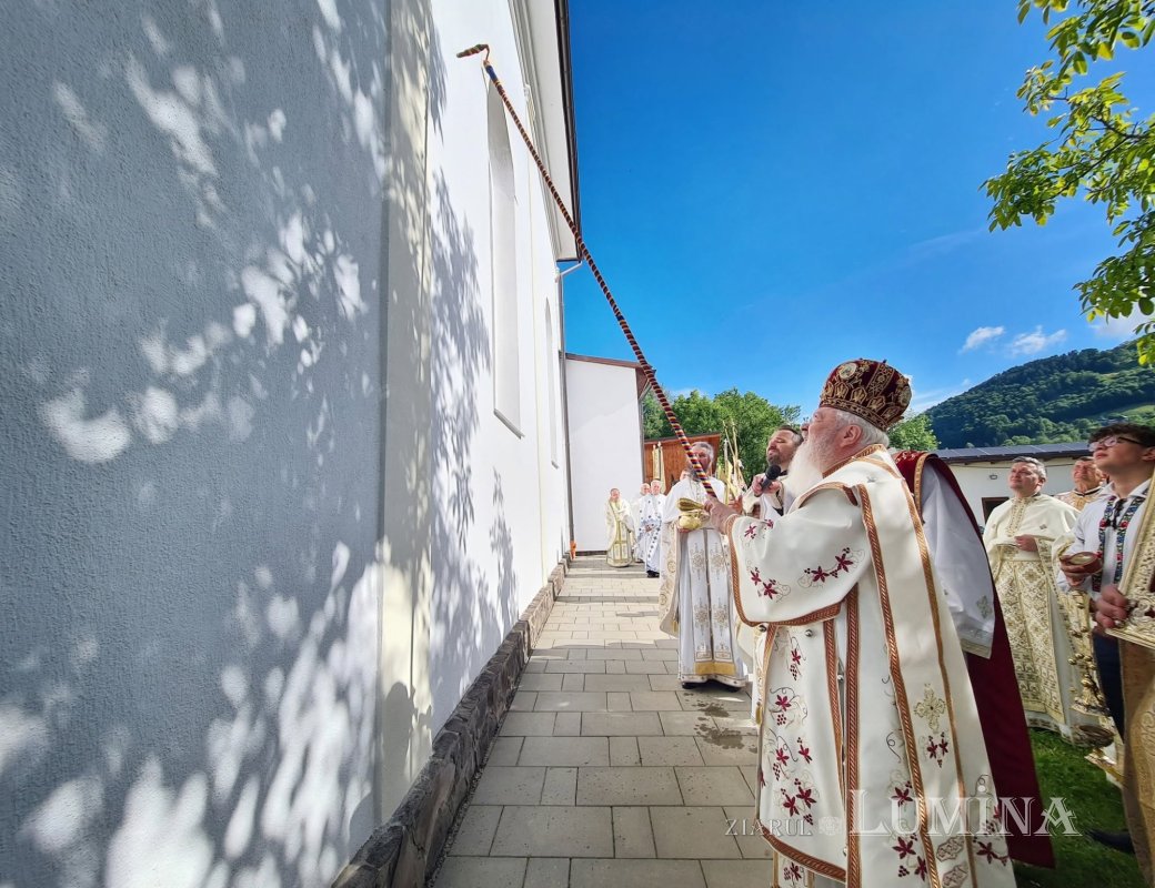 Resfințirea Bisericii „Sfinții Apostoli Petru și Pavel” din Runcu Salvei 365029