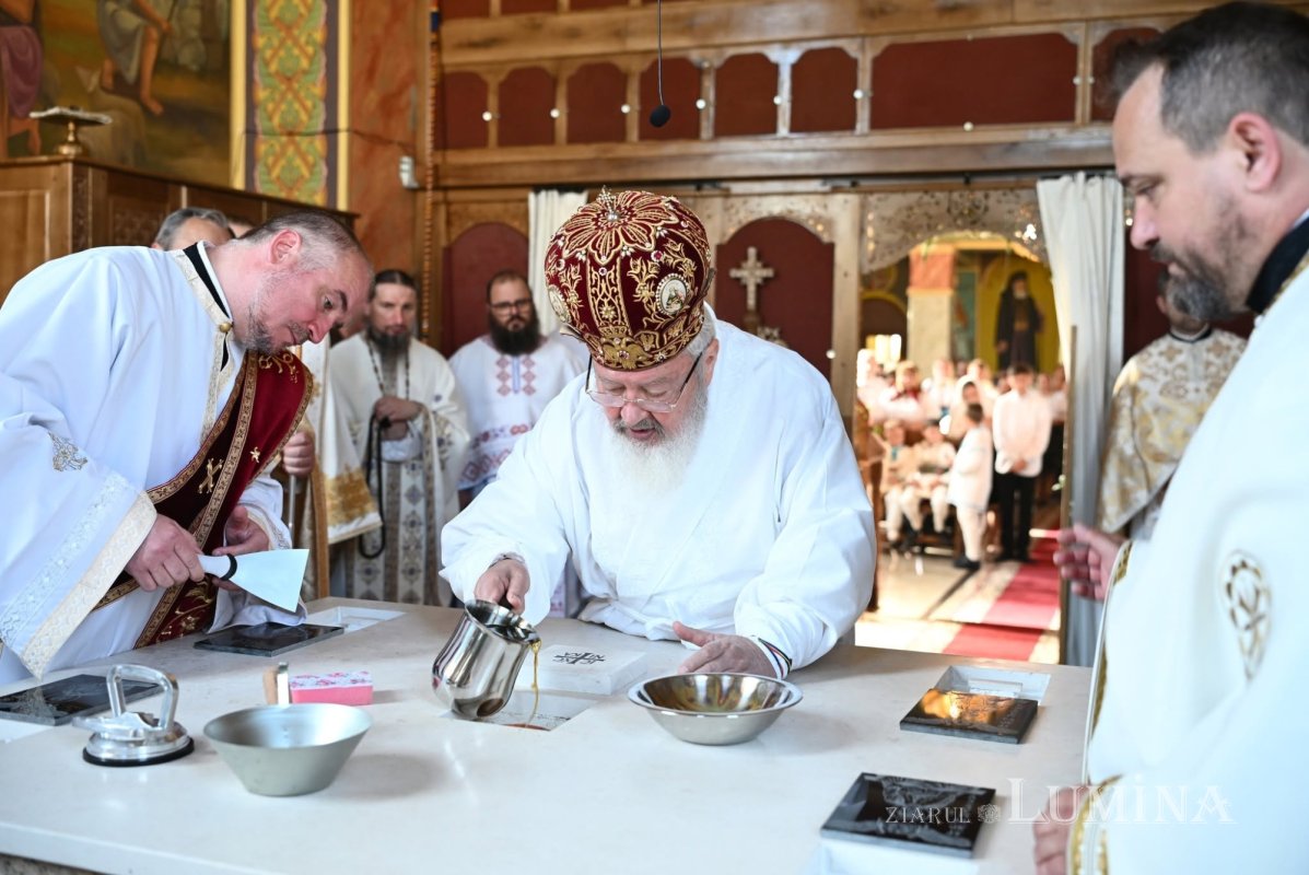 Resfințirea Bisericii „Sfinții Apostoli Petru și Pavel” din Runcu Salvei 365030