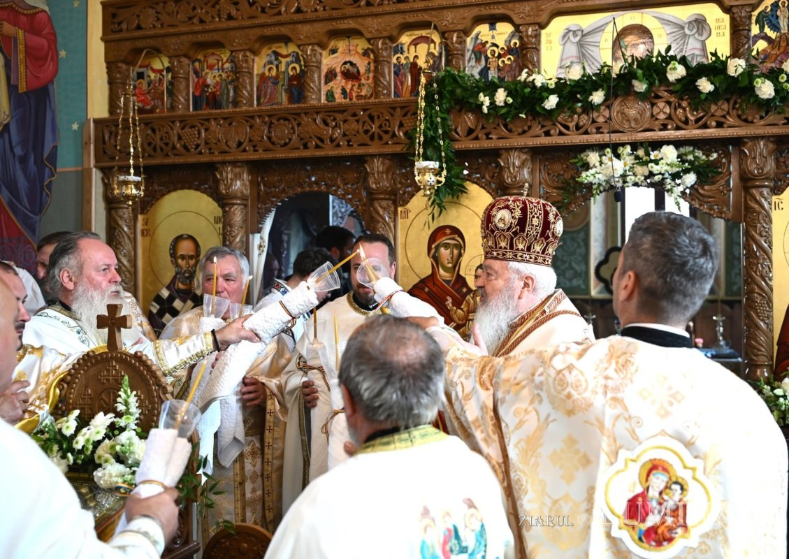 Resfințirea Bisericii „Sfinții Apostoli Petru și Pavel” din Runcu Salvei 365031