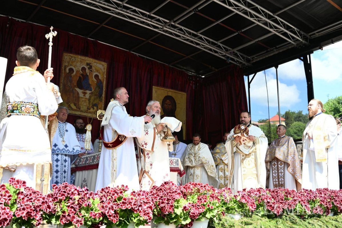 Resfințirea Bisericii „Sfinții Apostoli Petru și Pavel” din Runcu Salvei 365032