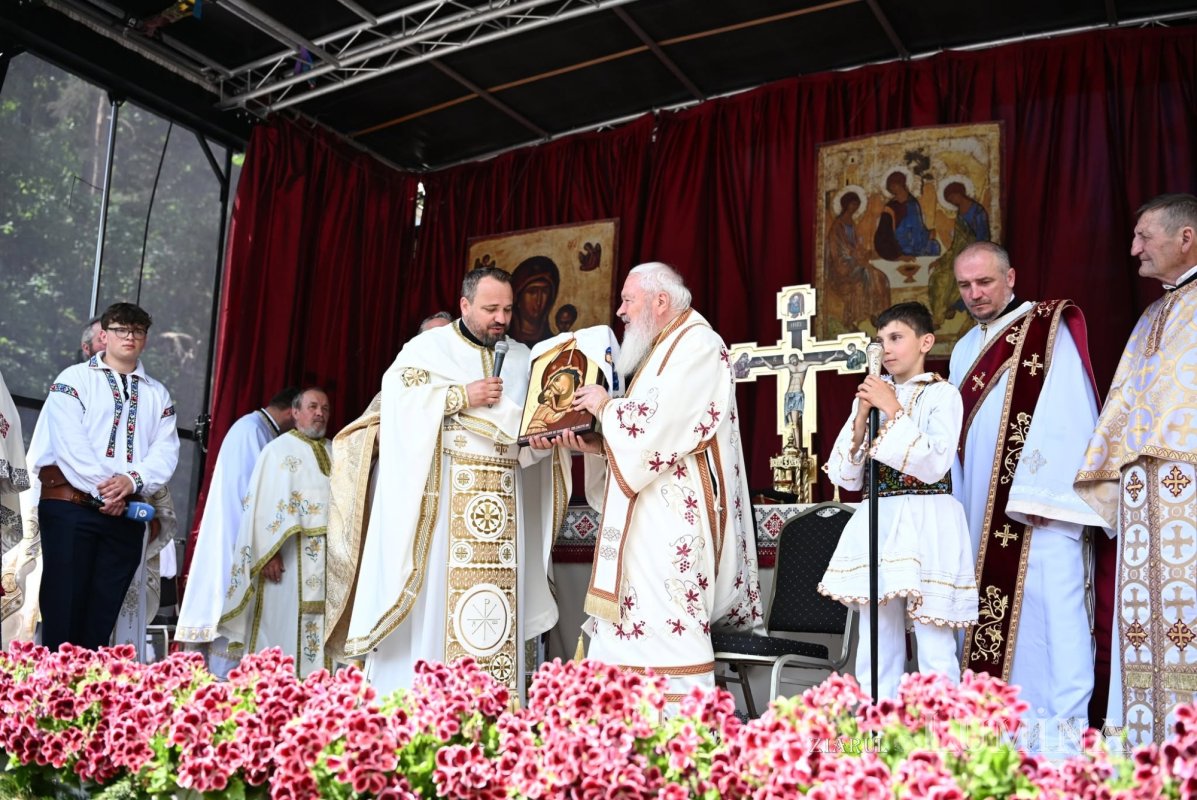 Resfințirea Bisericii „Sfinții Apostoli Petru și Pavel” din Runcu Salvei 365034