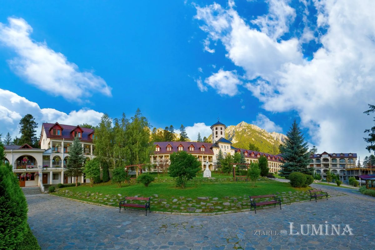 Sclipirile Luminii: Mănăstirea Caraiman din judeţul Prahova 365377