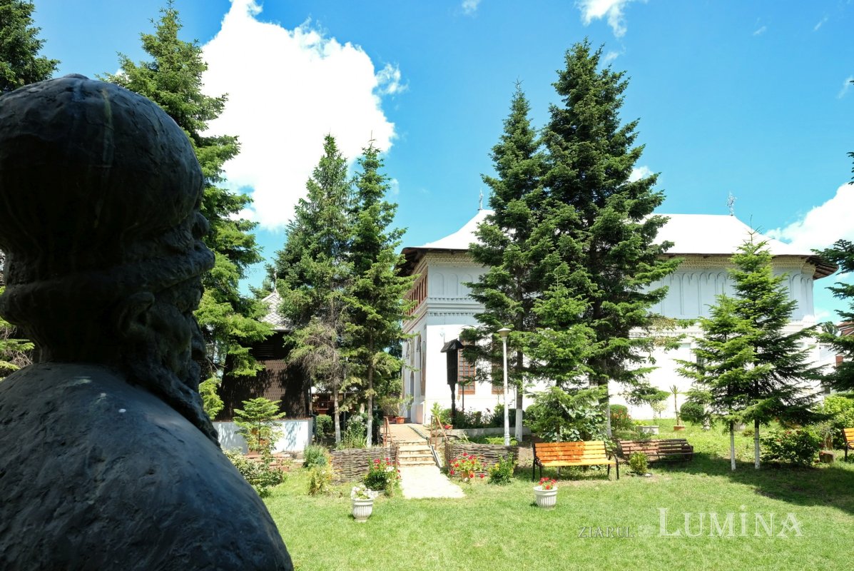 Florile credinței într-o grădină domnească 366572