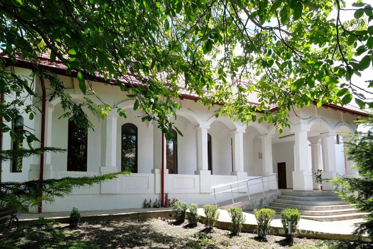 Florile credinței într-o grădină domnească 366576
