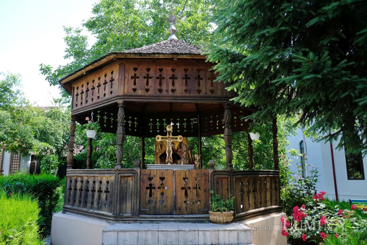 Florile credinței într-o grădină domnească 366580