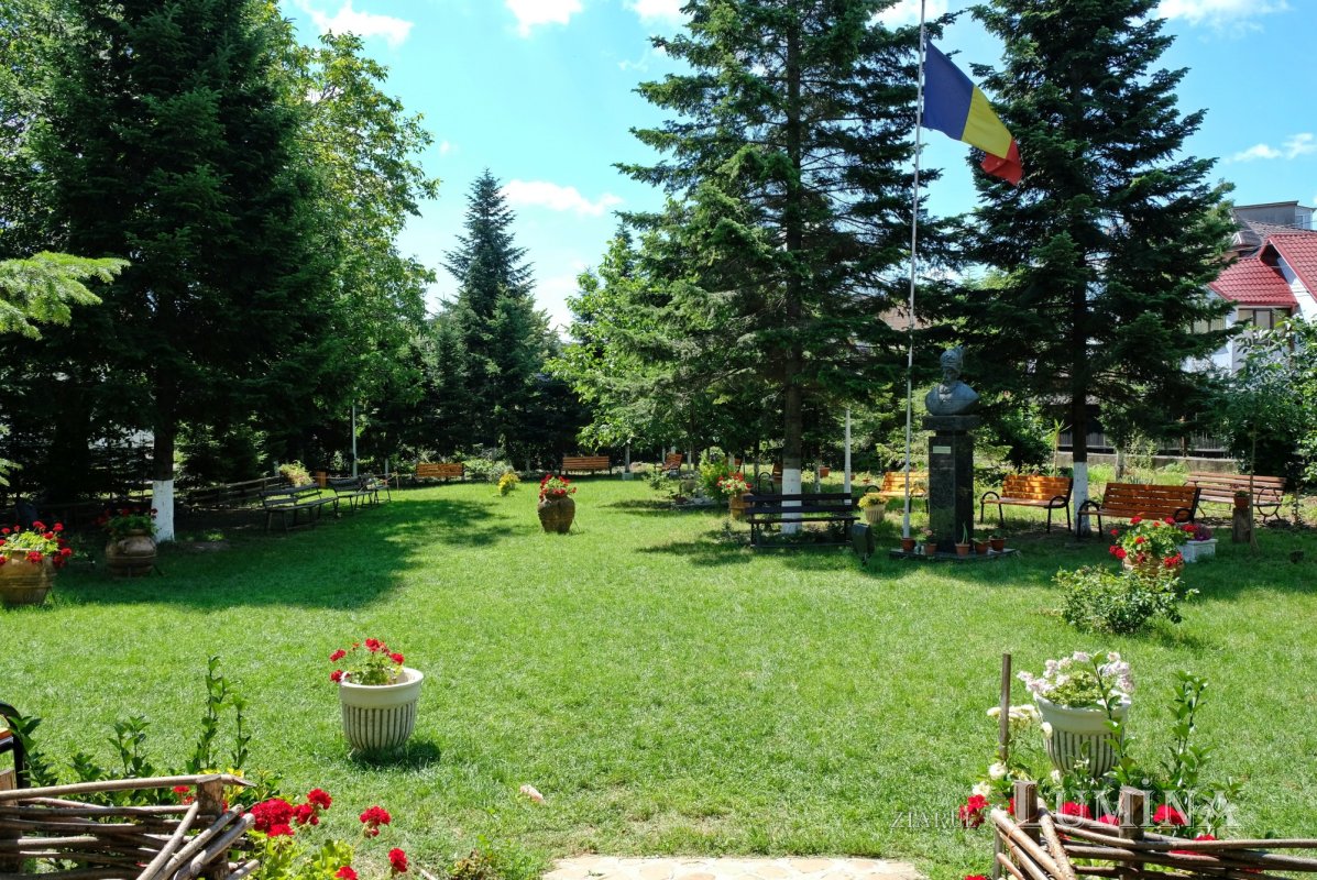 Florile credinței într-o grădină domnească 366591