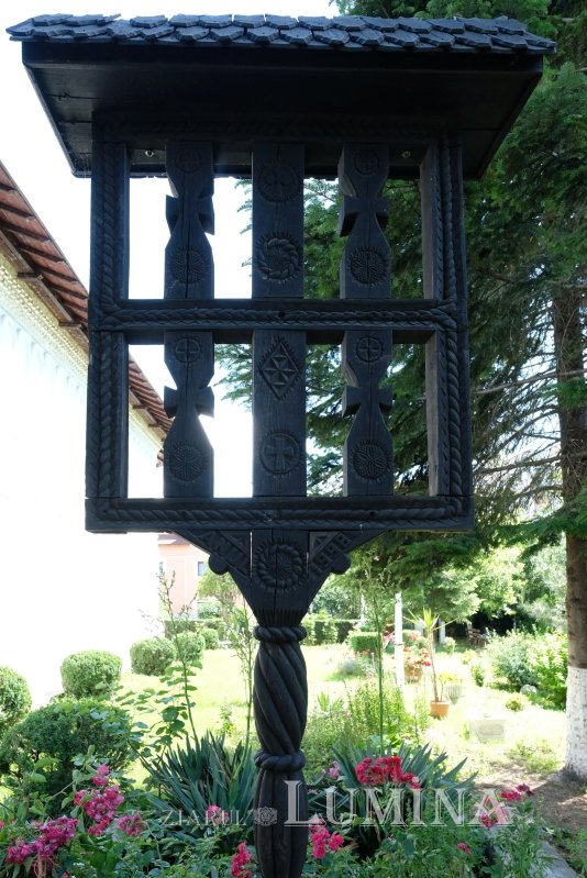 Florile credinței într-o grădină domnească 366595