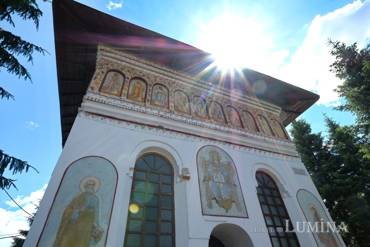 Florile credinței într-o grădină domnească 366597