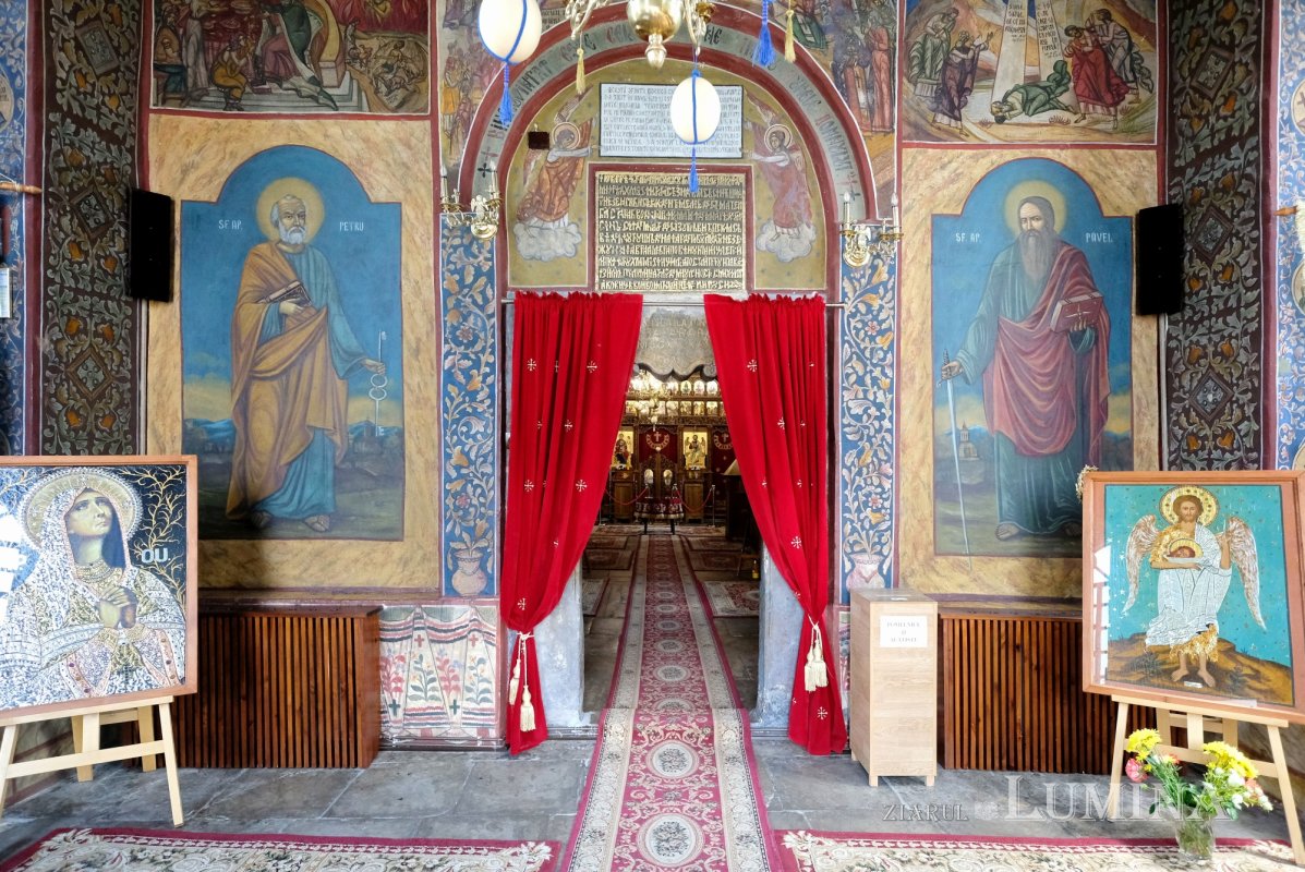 Florile credinței într-o grădină domnească 366600