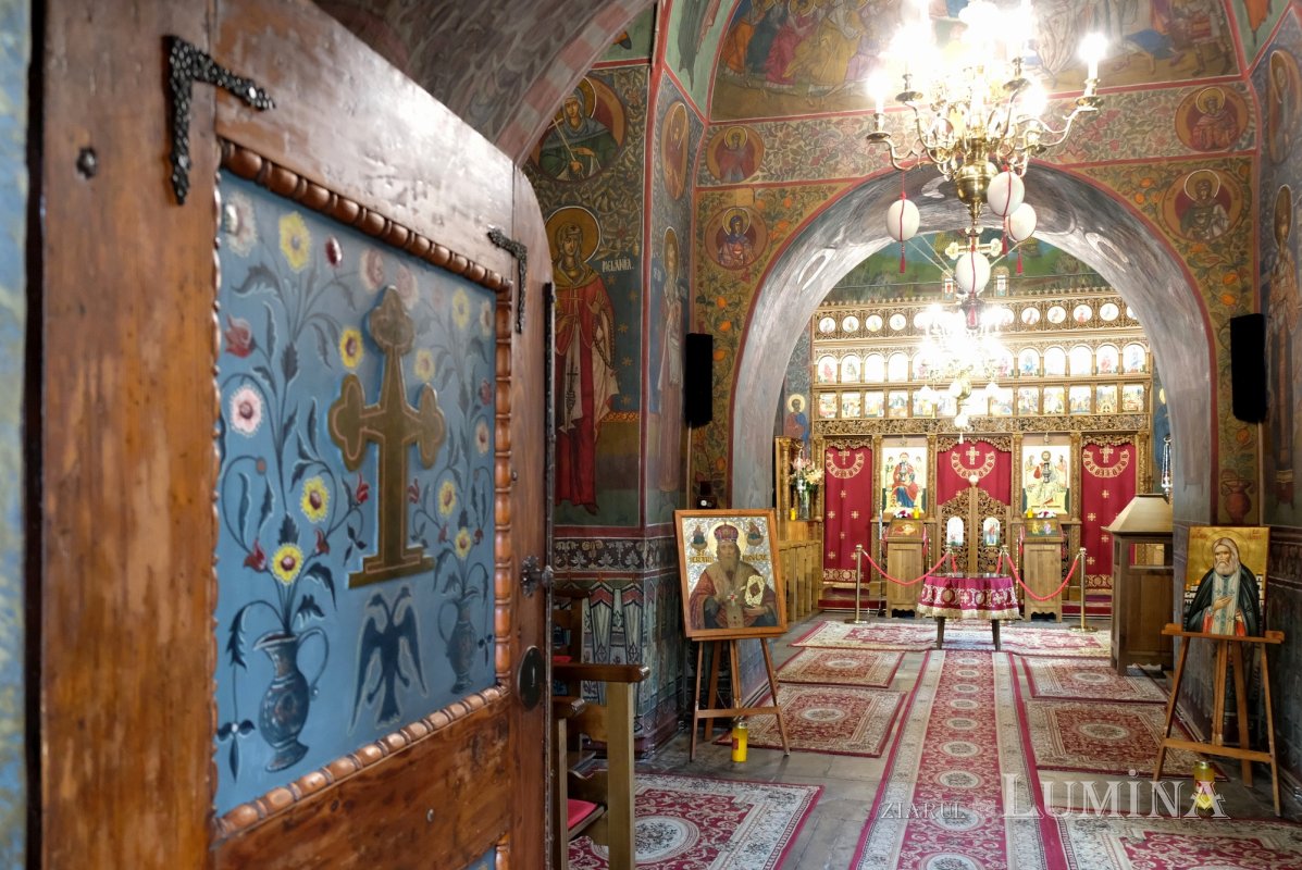 Florile credinței într-o grădină domnească 366601