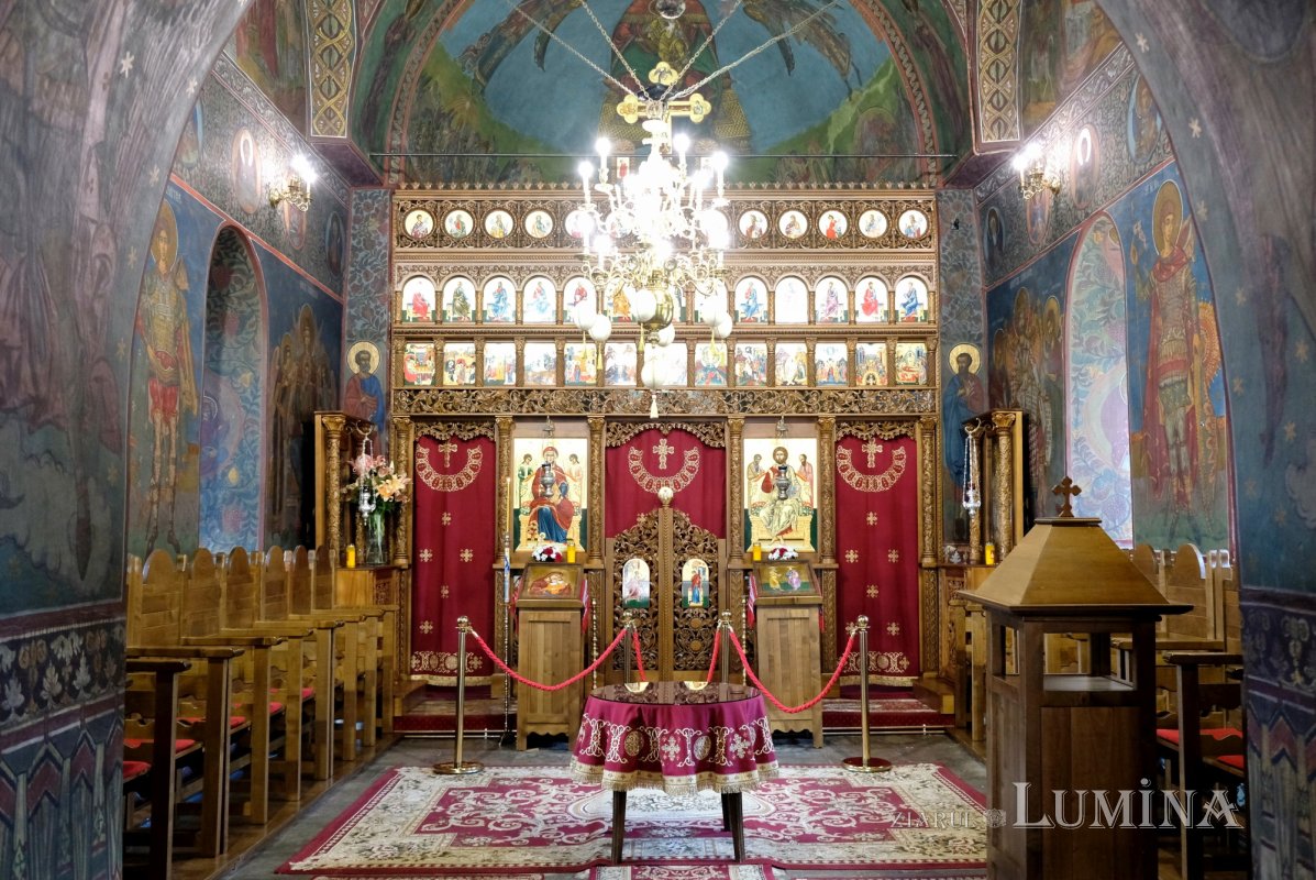 Florile credinței într-o grădină domnească 366602