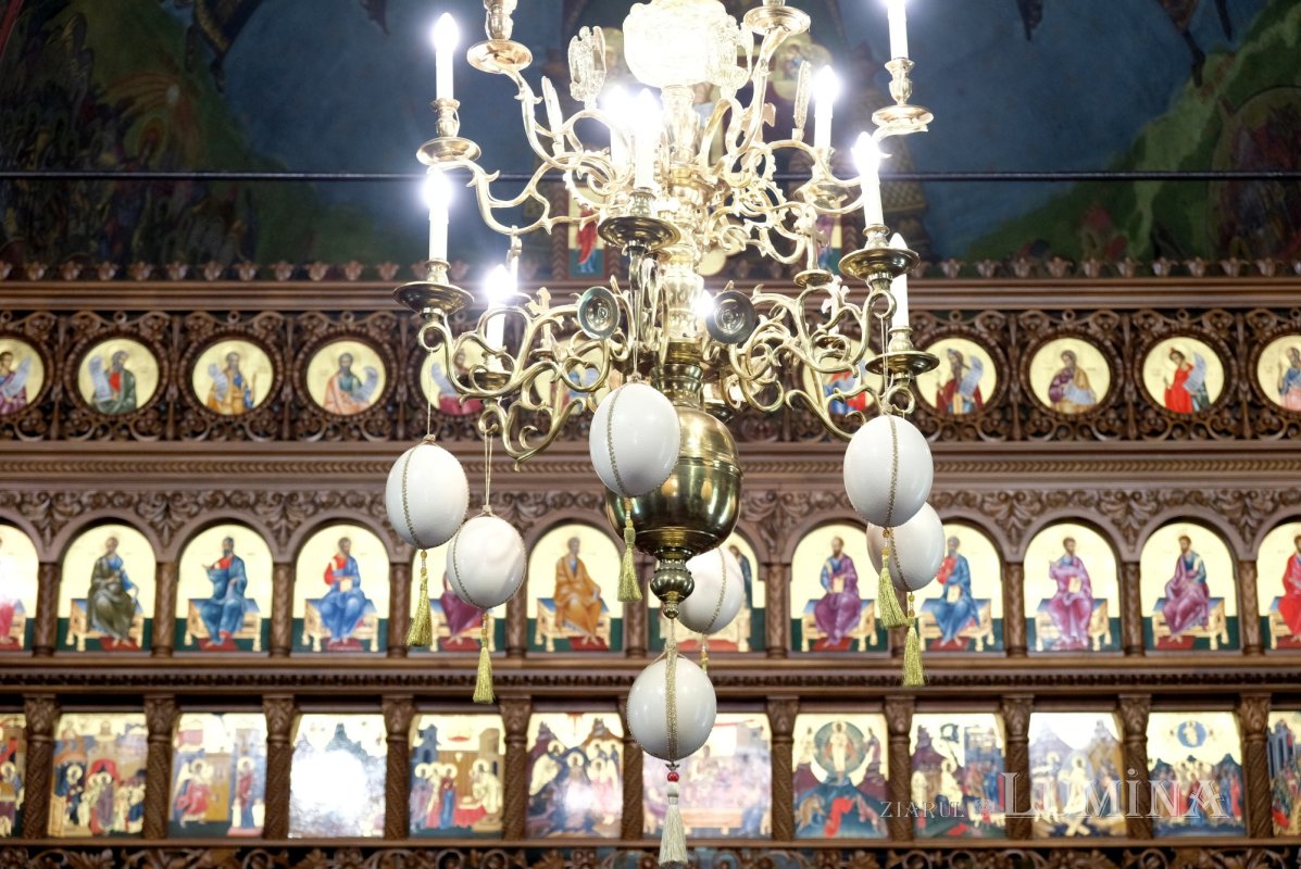Florile credinței într-o grădină domnească 366604