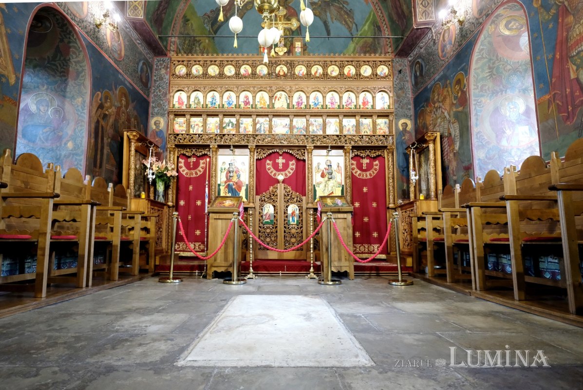 Florile credinței într-o grădină domnească 366608