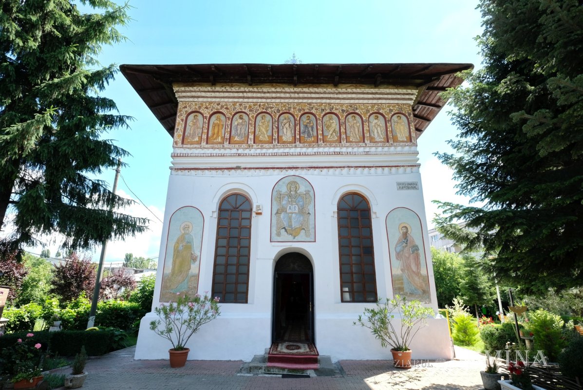 Florile credinței într-o grădină domnească 366623