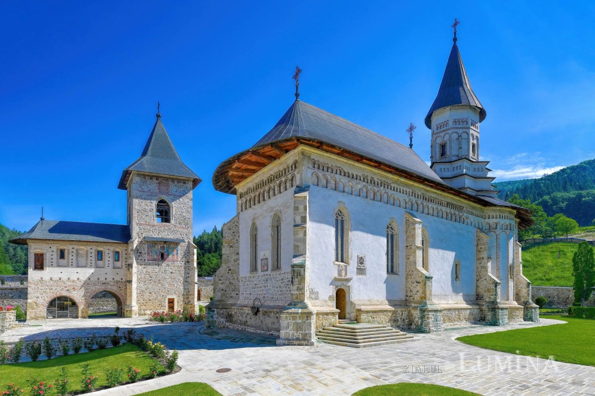 Sclipirile Luminii: Mănăstiri şi biserici din judeţul Neamţ 366486