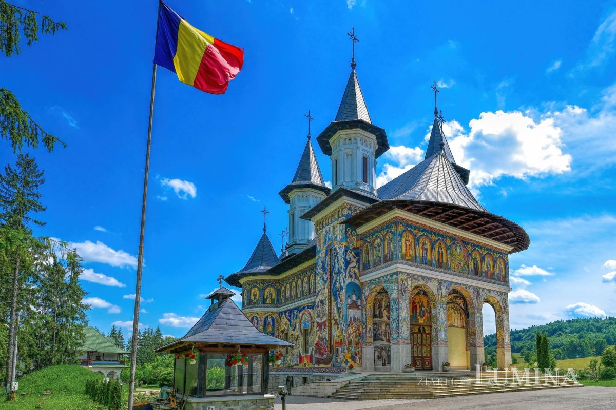 Sclipirile Luminii: Mănăstiri şi biserici din judeţul Neamţ 366487