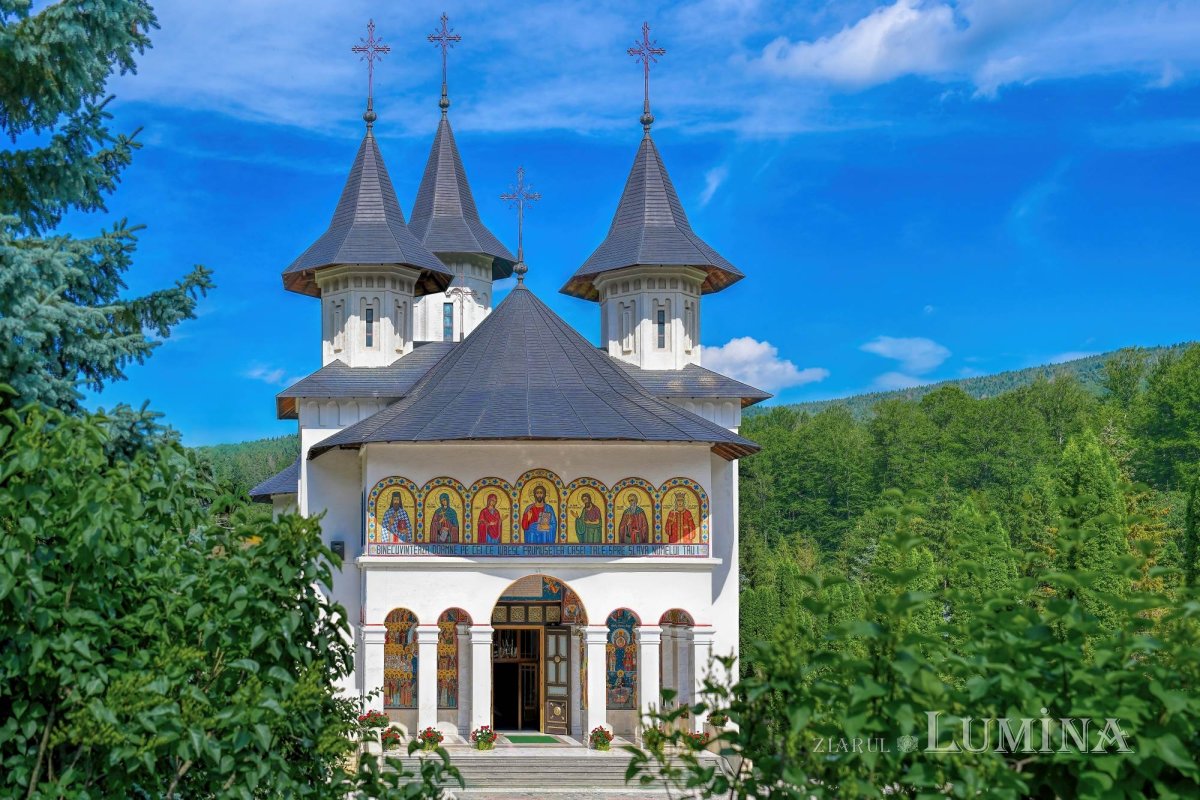 Sclipirile Luminii: Mănăstiri şi biserici din judeţul Neamţ 366488