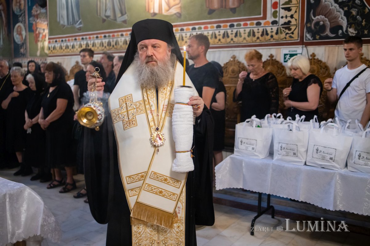 Părintele Dumitru Colotelo a fost condus pe ultimul drum 366773