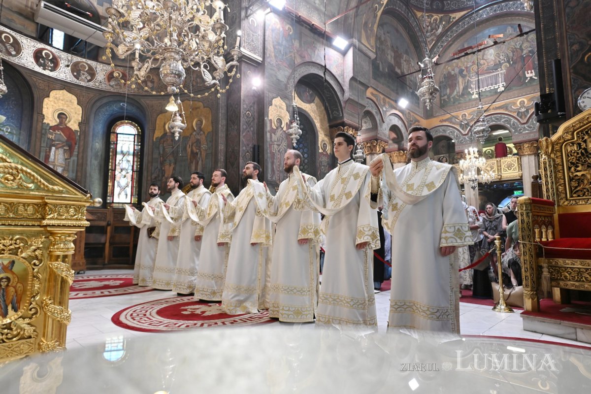 Sfinții Apostoli Petru și Pavel prăznuiți la Catedrala Patriarhală din București 366854