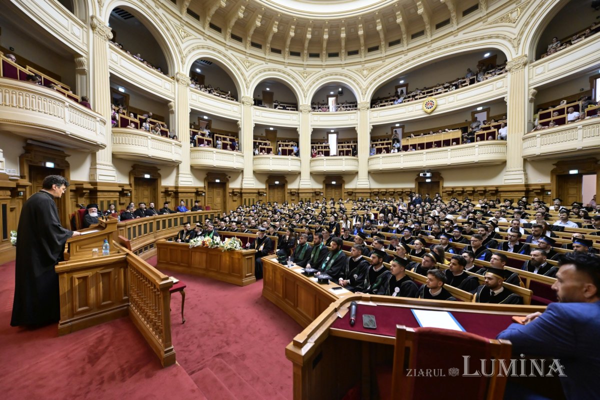 Absolvenții Facultății de Teologie Ortodoxă  din București, la ceas de sărbătoare 367170