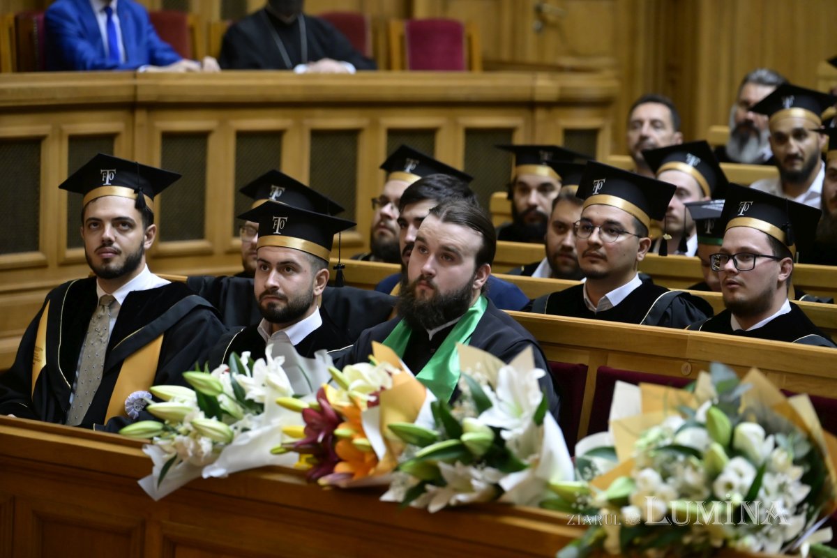 Absolvenții Facultății de Teologie Ortodoxă  din București, la ceas de sărbătoare 367171