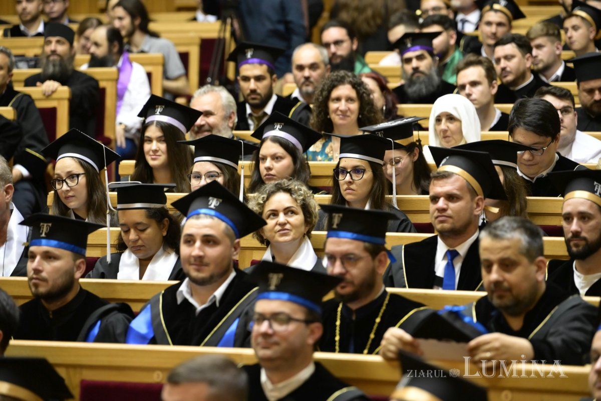 Absolvenții Facultății de Teologie Ortodoxă  din București, la ceas de sărbătoare 367173