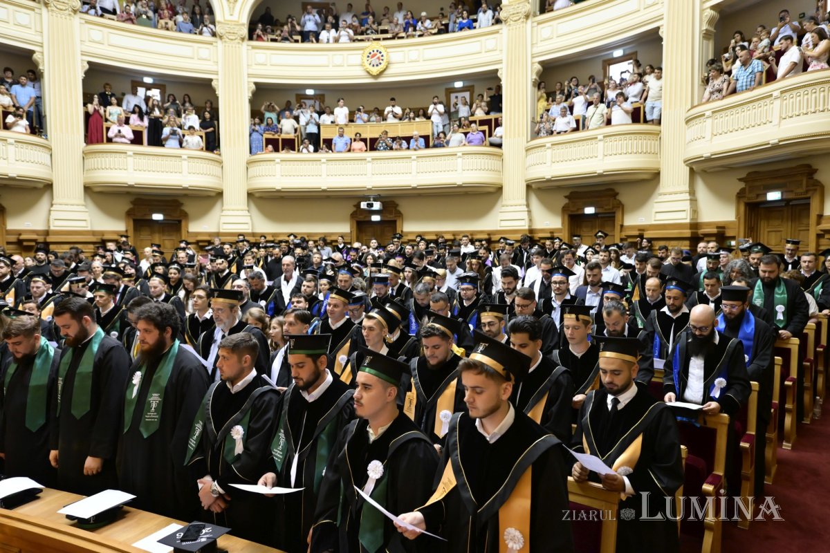 Absolvenții Facultății de Teologie Ortodoxă  din București, la ceas de sărbătoare 367183