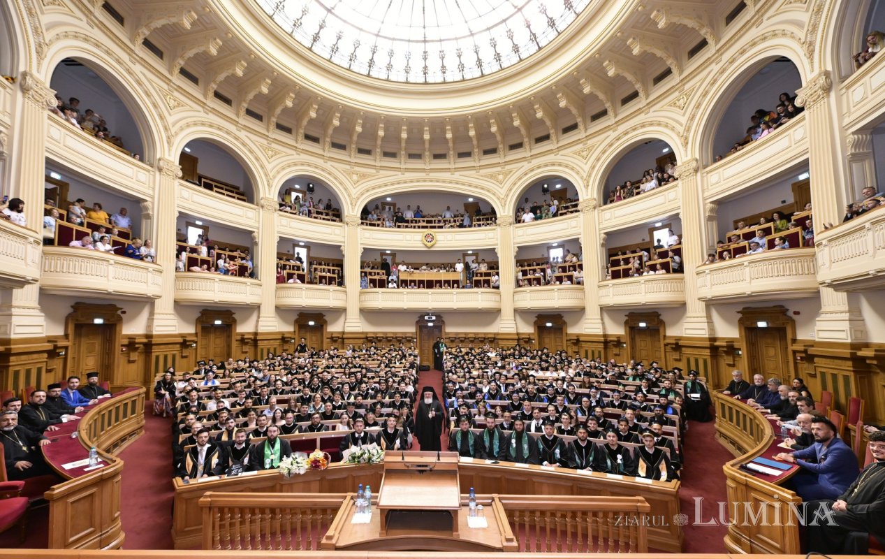 Absolvenții Facultății de Teologie Ortodoxă  din București, la ceas de sărbătoare 367185