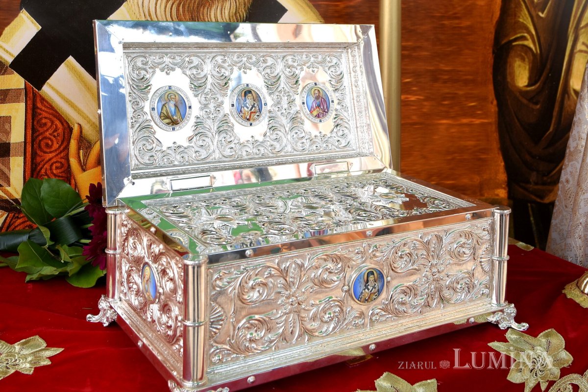 Sclipirile Luminii: Sfinţii Apostoli Petru şi Pavel 367426