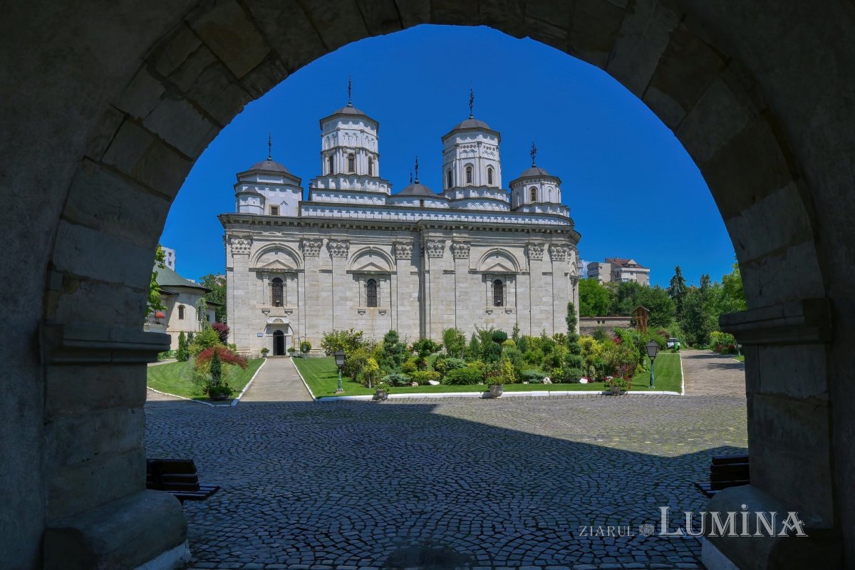 Sclipirile Luminii: Mănăstiri şi biserici din Iaşi 367997