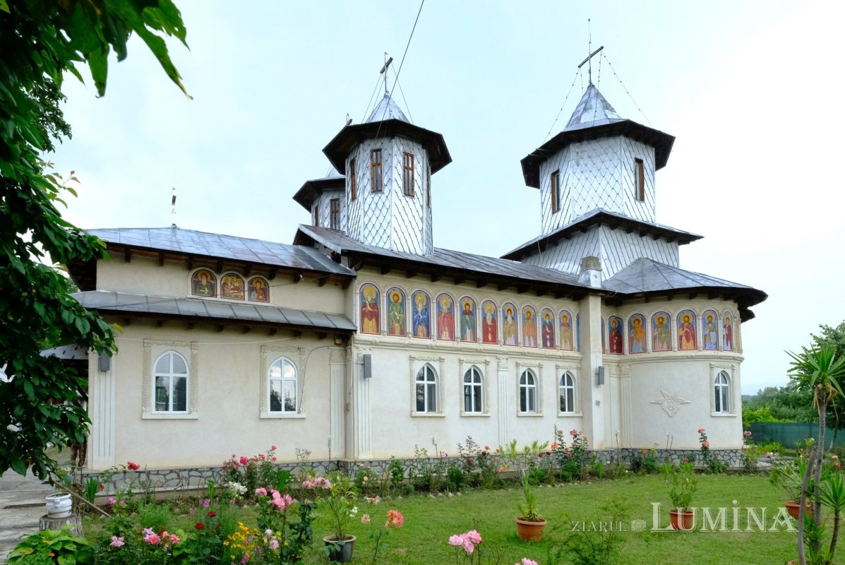 Mălăești, mănăstirea care se sprijină pe fruntea tăcerii 367619