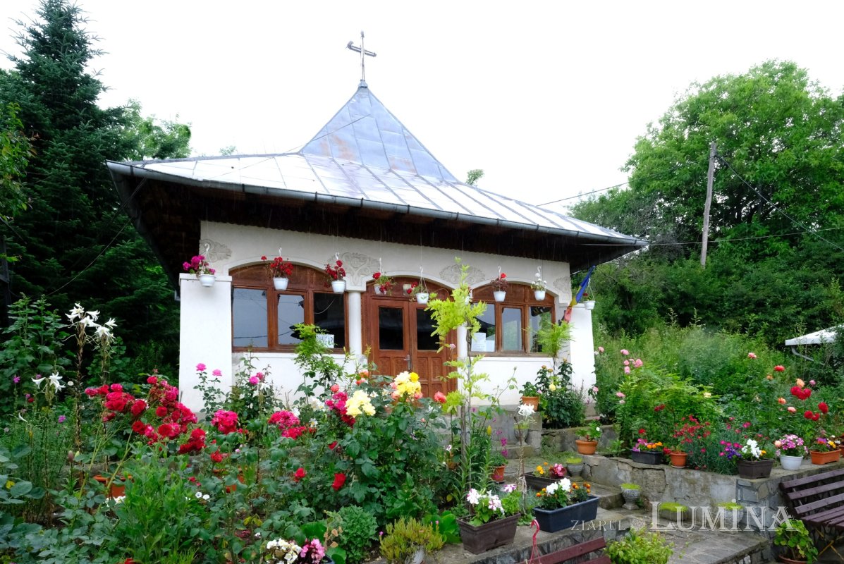 Mălăești, mănăstirea care se sprijină pe fruntea tăcerii 367622