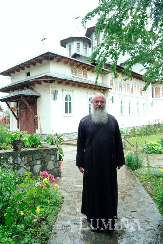 Mălăești, mănăstirea care se sprijină pe fruntea tăcerii 367624