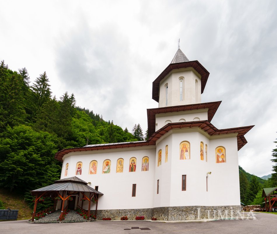 Ajutorul Sfântului Ilie Tesviteanul la Mănăstirea de la Paltinul-Piscul Negru 368733