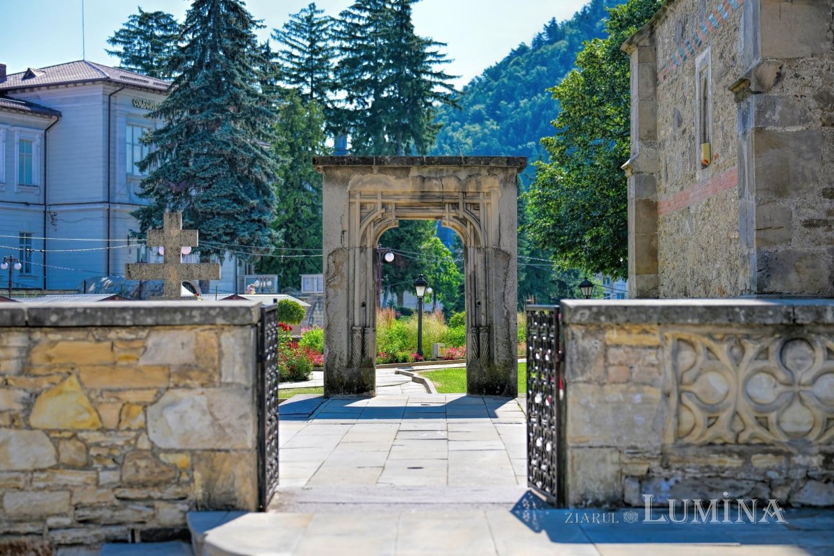 Sclipirile Luminii: Biserica „Sfântul Ioan” Domnesc din Piatra Neamţ 369221
