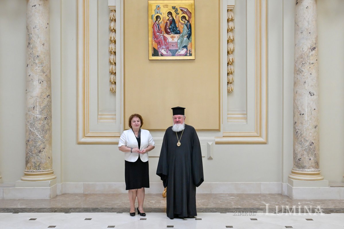 Vizită de lucru la Patriarhia Română a ambasadoarei Albaniei 369512