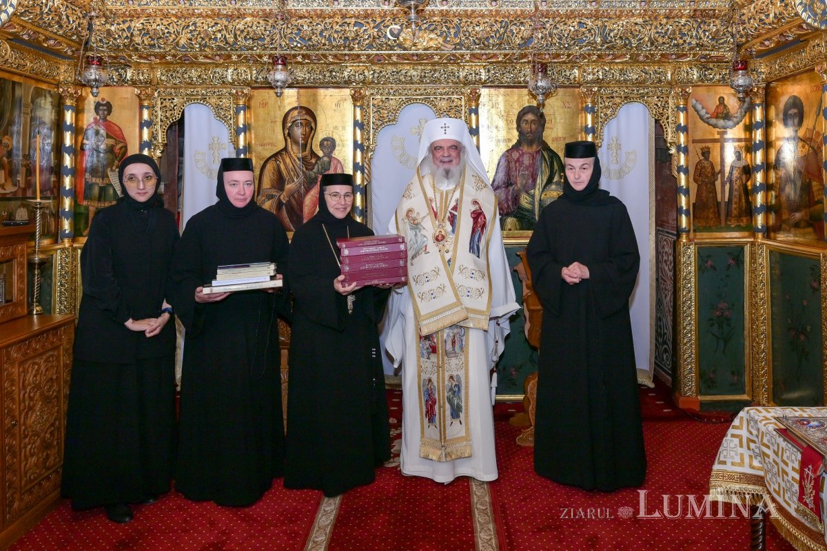 Sfințirea raclei celor trei Sfinte Cuvioase de la Văratec 369944