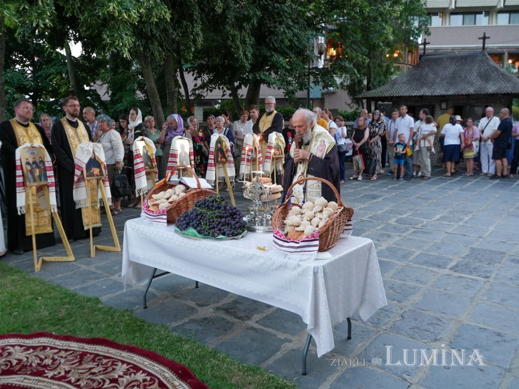 Procesiune cu icoana Maicii Domnului de la Mănăstirea Adam în municipiul Galaţi 370188