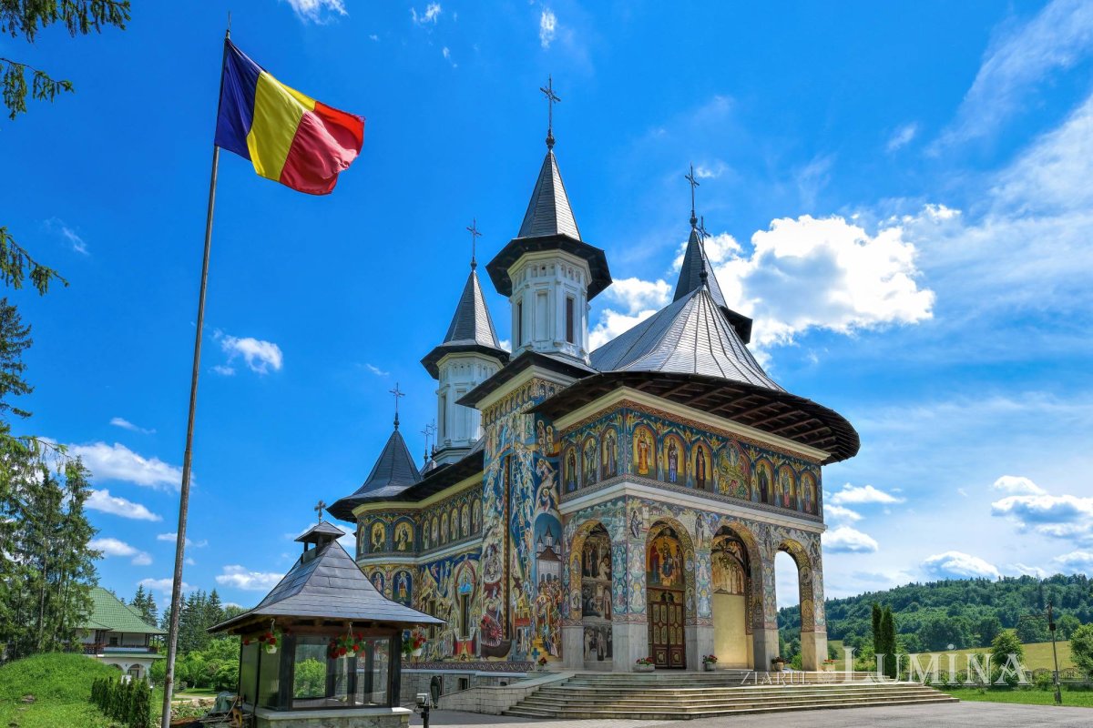 Sclipirile Luminii: Biserica Seminarului Teologic de la Mănăstirea Neamț 370251
